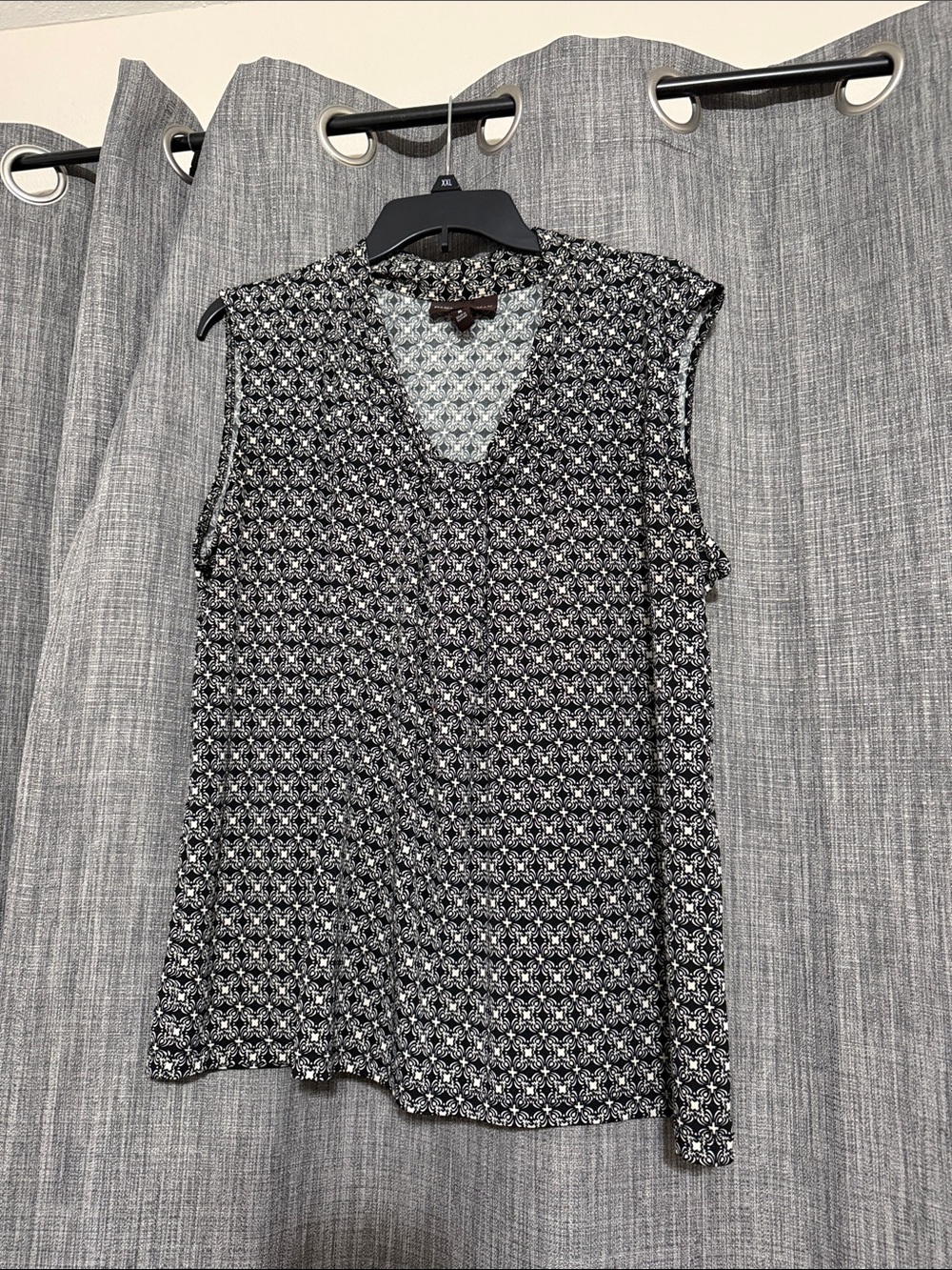 Dana Buchman Black & White Patterned Sleeveless V-Neck Top